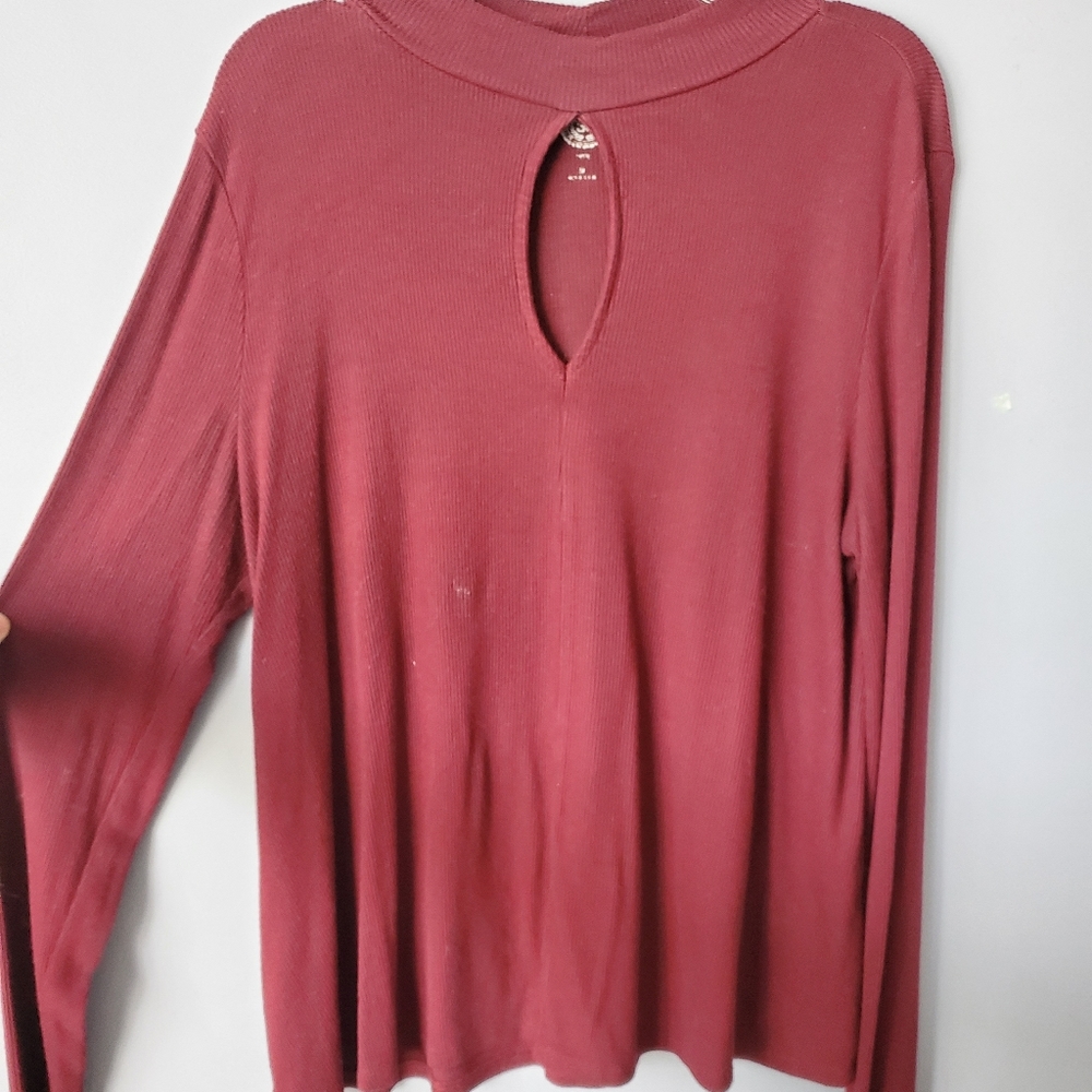 Fitted long sleeve shirt with keyhole